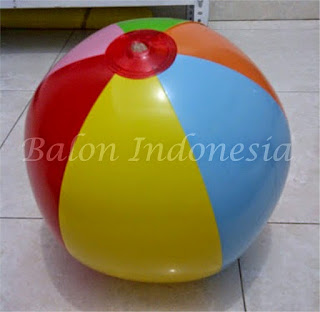 Salah satu warna balon pantai merah, kuning, hijau, orange, pink, putih, hijau, biru dan lain-lain