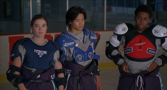 Os Mighty Ducks se preparam pra mais um jogo, e Connie continua sendo fofa