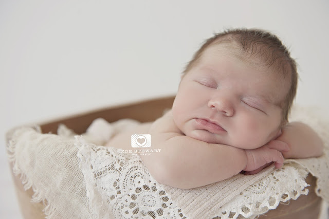 Newborn, photographer, edinburgh, musselburgh, lothians, fife, glasgow, sibling, photoshoot, studio,  wooden, bowl, props, family, mum, details, toes