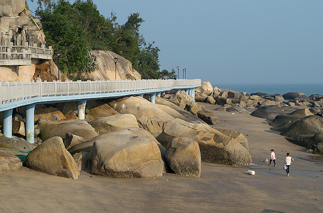 La promenade aménagée sur la plage à Xiamen