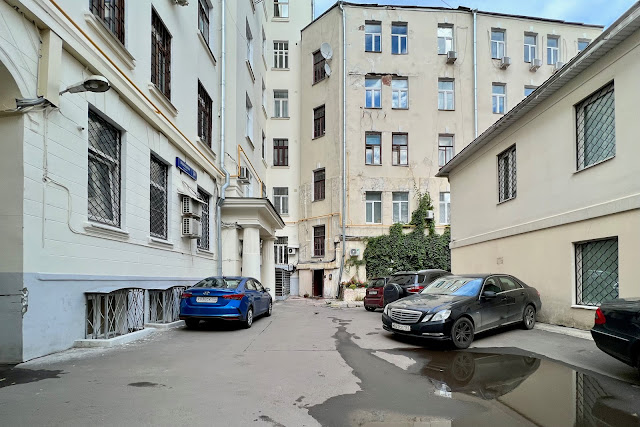 улица Покровка, дворы, жилой дом 1756 года постройки (перестроен в 1898 и 1913 годах)