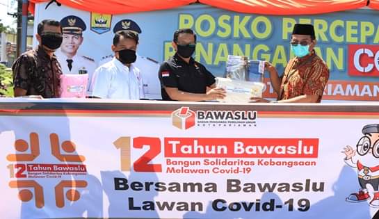 Peringati HUT Bawaslu Ke-12, Bawaslu Kota Pariaman Bantu APD Kepada Tenaga Medis