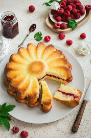 Recette du gâteau moelleux citron et confiture de framboises