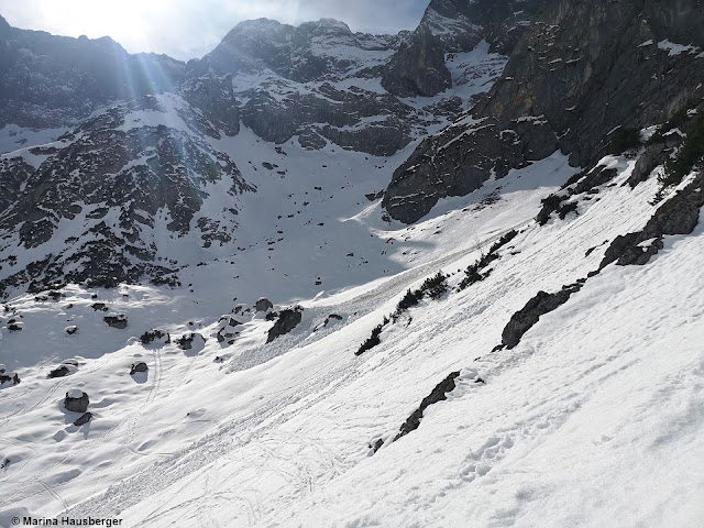 Eine von kleinen Nassschneerutschen beeinflusste Schneeoberfläche. Östliches Karwendel (Foto: 22.02.2023)