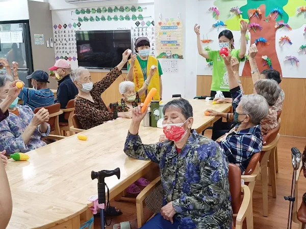 ▲台灣玩具圖書館協會玩具巡迴車開到伸港秀和苑日照中心，與長者們共度了一個充滿歡笑與溫馨的下午，展現了全齡共玩的無限可能。（秀和基金會提供）