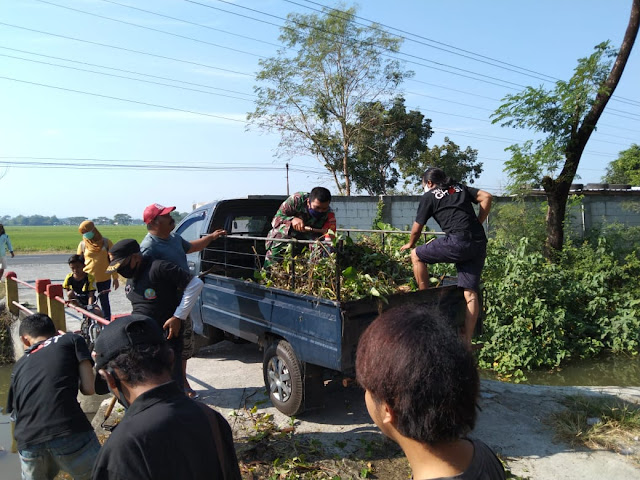 Babinsa Cawas Bersama Warga dan Relawan bersihkan Aliran Sungai Mlese