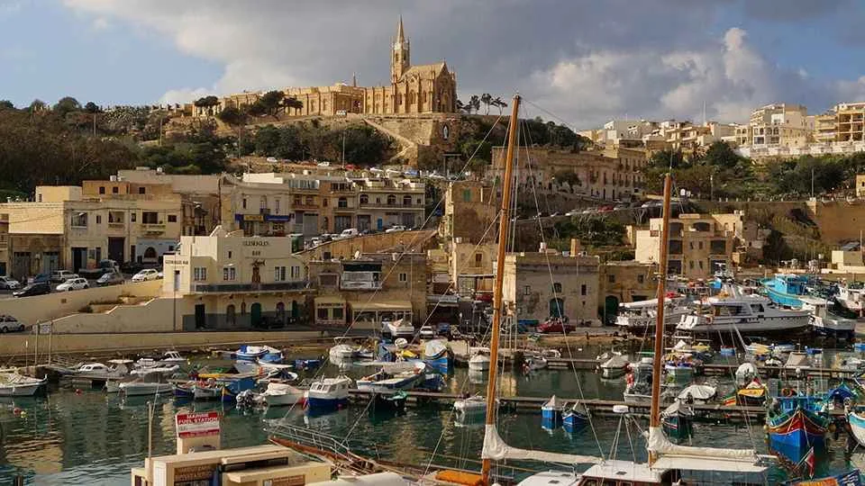 Огромные паромы прибывают в порт города Мджарр (Mgarr) на остров Гозо (Gozo) с Чиркеуву (с острова Мальта) и аккуратно швартуются среди яхт и катеров