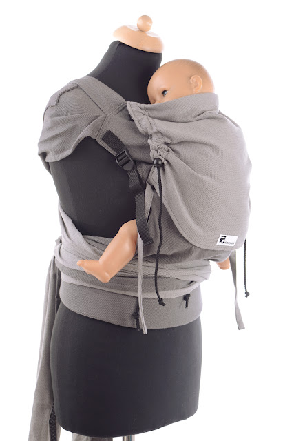 Wrap Tai by Huckepack, Babytrage mit auffächerbaren Träger, stabilem Hüftgurt, individuell anpassbarem Panel, komplett aus Tragetuchstoff.