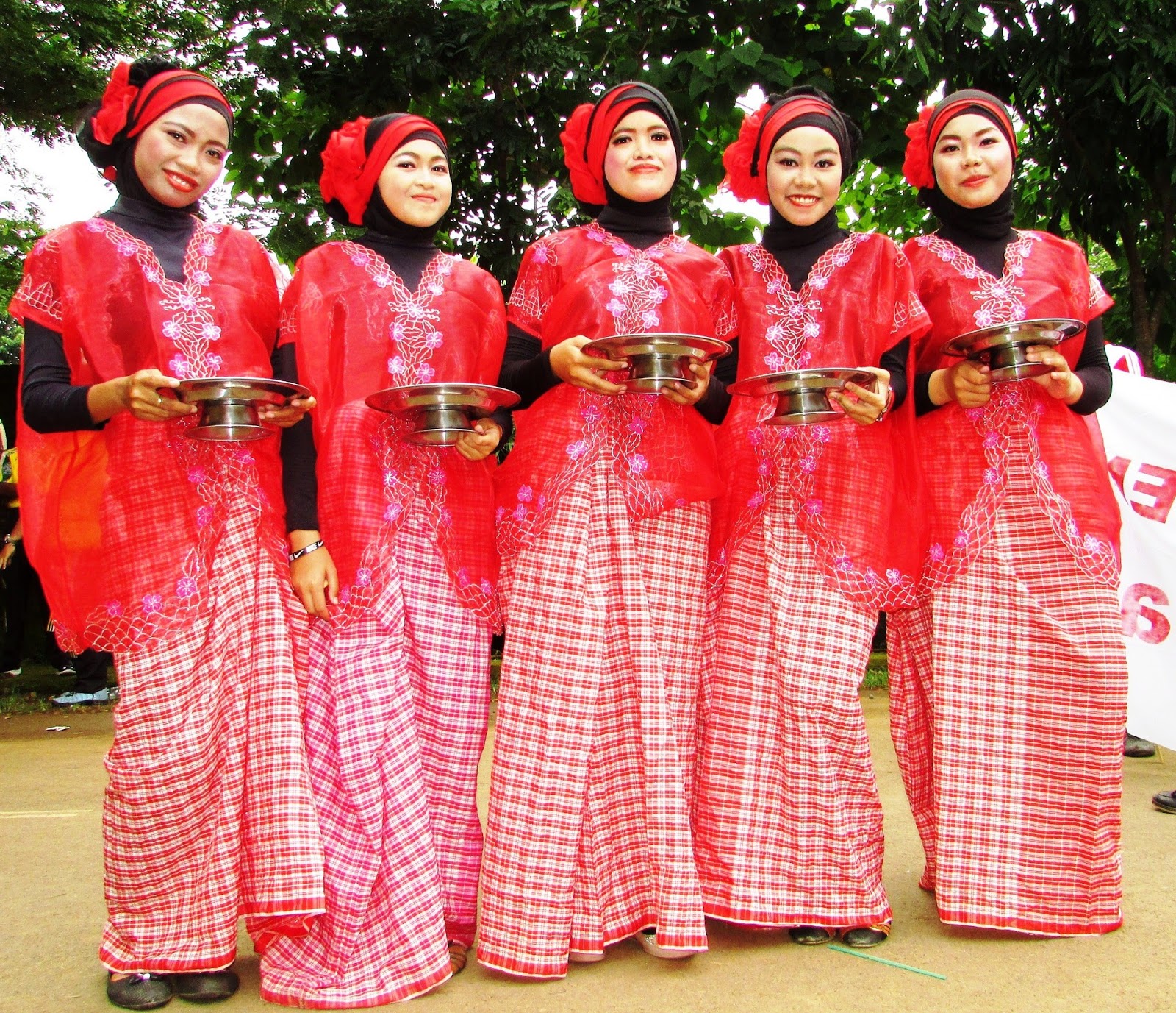 Baju Bodo Pakaian Adat Suku  Bugis Makassar  yang Mendunia