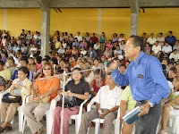 fotografía de una reunión de padres y apoderados y un hombre se dirige a la asamblea