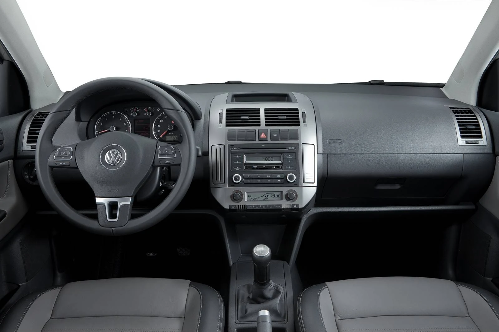 Volkswagen Polo - interior - painel