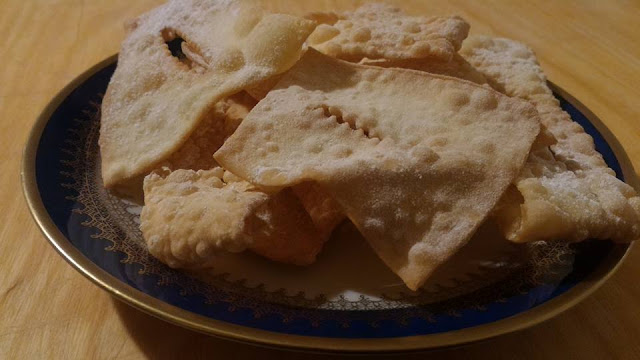 chiacchiere di carnevale con zucchero a velo