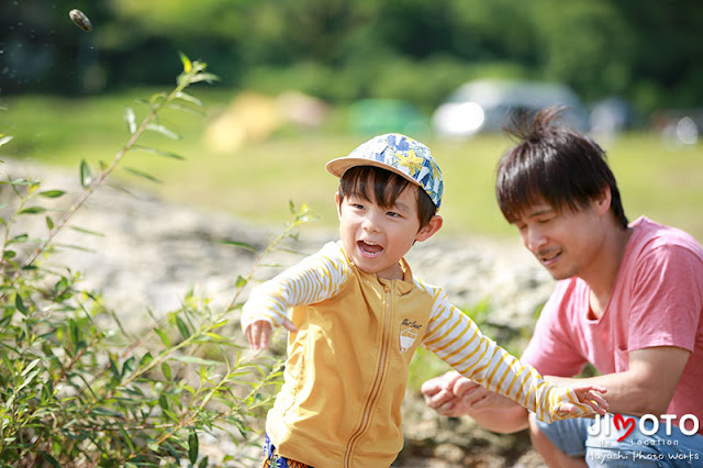 川遊びで家族写真をロケーション撮影