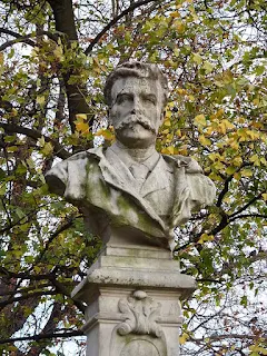 Buste de Maupassant dans le parc Monceau