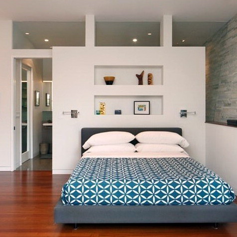 interior kamar tidur backdrop putih modern