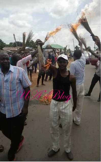 Drama As Angry APC Members Publicly Set Fire To Their Brooms In Kaduna (Photos)