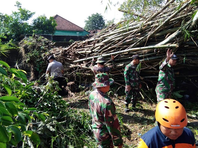 GOTONG ROYONG KARYA BHAKTI RUMAH WARGA TERTIMPA RUMPUN BAMBU