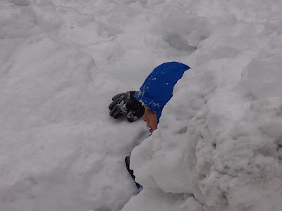 Babia Góra zimą, zabawy na śniegu, budowanie igloo