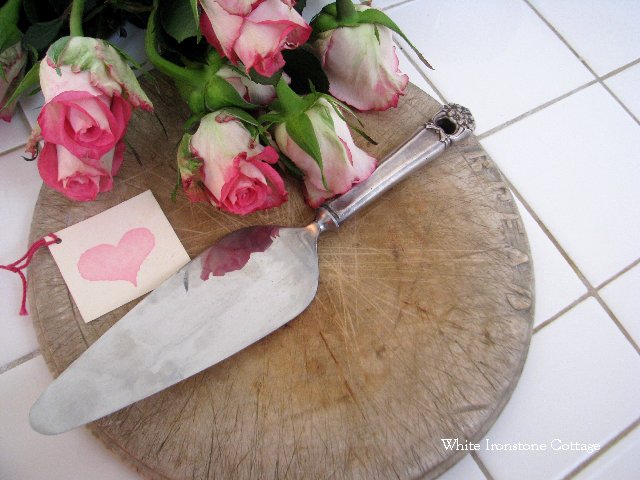 This beautiful vintage cake server has quite a romantic reputation