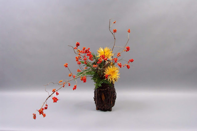 Một kiểu (cắm hoa) gần gũi với triết lý Thiền nhất, rất đơn giản và không gò bó. Đối lập sâu sắc với tính nghi thức của phong cách Rikka, Chabana xuất hiện như một phong cách tự do của nghệ thuật Ikebana. Đây là một phong cách đơn giản chỉ với hoa và lọ. Toàn bộ ý tưởng là nhằm để nhấn mạnh vẻ đẹp tự nhiên của hoa. Gồm một hoặc hai bông hoa hoặc cành cây trong một bình hoặc một chậu nhỏ, phong cách Chabana đã trở thành nền tảng của một phong cách không có gì bỏ được gọi là Nageire (nghĩa đen là “quẳng vào”).     Phong cách Chabana sử dụng một bình hoa cao với rất ít vật liệu. Những loại hoa đơn giản, có màu sáng được coi là thích hợp. Phong cách này sử dụng những kỹ thuật tinh tế để tạo ra vẻ đẹp tự nhiên đơn giản mà nên thơ. Đặc điểm của phong cách Chabana là hoa không được cắm thẳng đứng mà được đặt vào lọ một cách rất tự nhiên. Vì vậy, lọ hoa phải cao, có miệng nhỏ, phong cách Chabana có thể sử dụng trong các phòng như một phần phụ thêm cần thiết không thể thiếu.