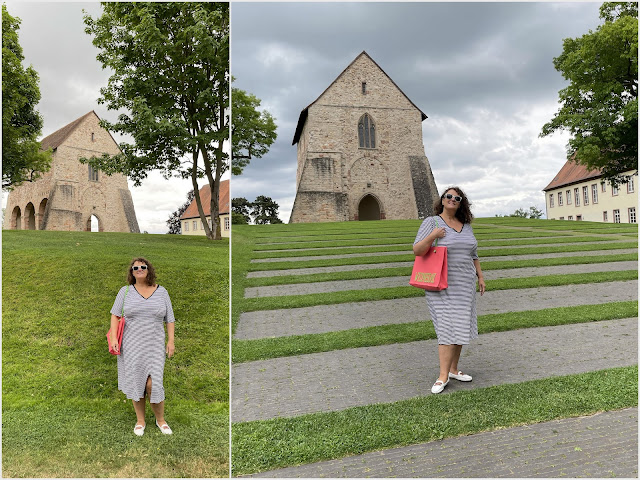 Tina-im-Streifenkleid-mit-shopper-und-mokassins-vor-kloster-lorsch