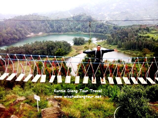 foto diatas jembatan merah putih dieng