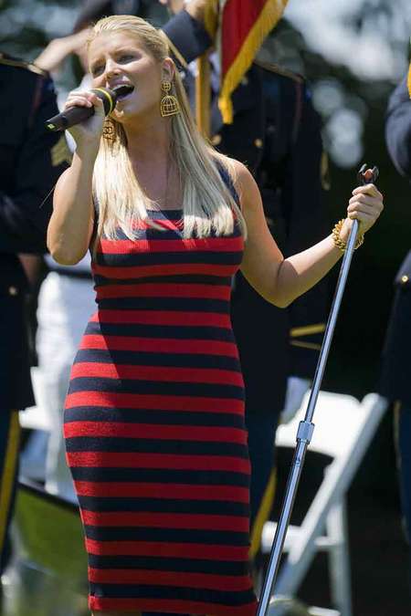 [gallery_main-0702_jessica_simpson_golf_01.jpg]