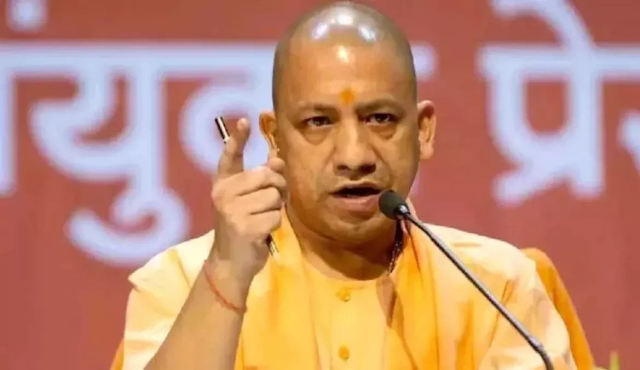 UP IAS Transfer : यूपी में बड़े पैमाने पर प्रशासनिक फेरबदल, चार कमिश्नर भी शामिल