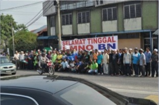 Penyokong Berhimpun Di Depan Balai Polis Guar Perahu