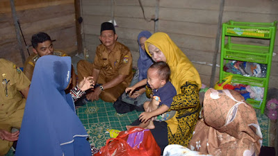 Ricana Djayanti Hambali Serahkan Bantuan Kepada Balita Penderita Stunting