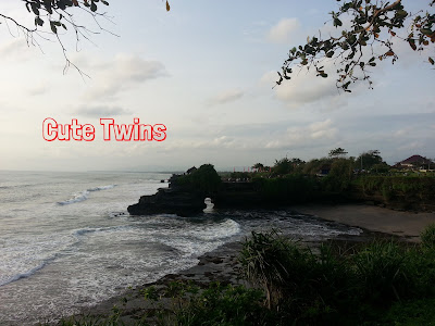 Menikmati sunset di Tanah Lot Bali