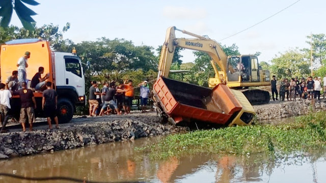 Mobil Truk Tongkang Terperosok di Genangan Air Banjir di Wajo 