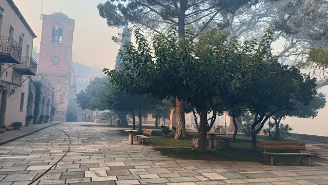 Όσιος Λουκάς: Η φωτιά έκαψε ιστορικά κτήρια στο μνημείο της UNESCO – Σώθηκαν οι ναοί