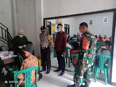 Vaksinasi Terus Dikejar, Babinsa Koramil Lebakbarang Lakukan Pendampingan 