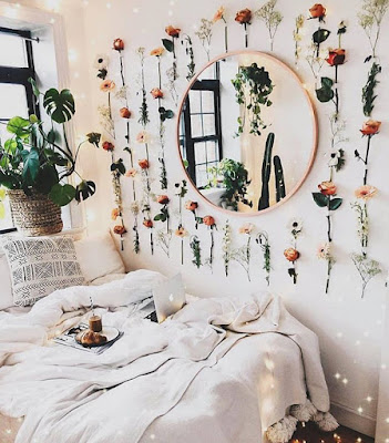 Kwiaty przyklejone taśmą na ścianie- trend prosto z Instagrama (szok!)