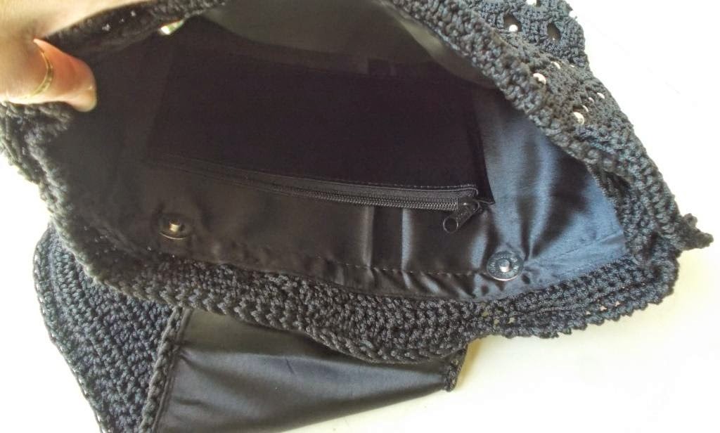 Sweet Nothings Crochet free crochet pattern blog, photo of the inside of the shelled sling bag,