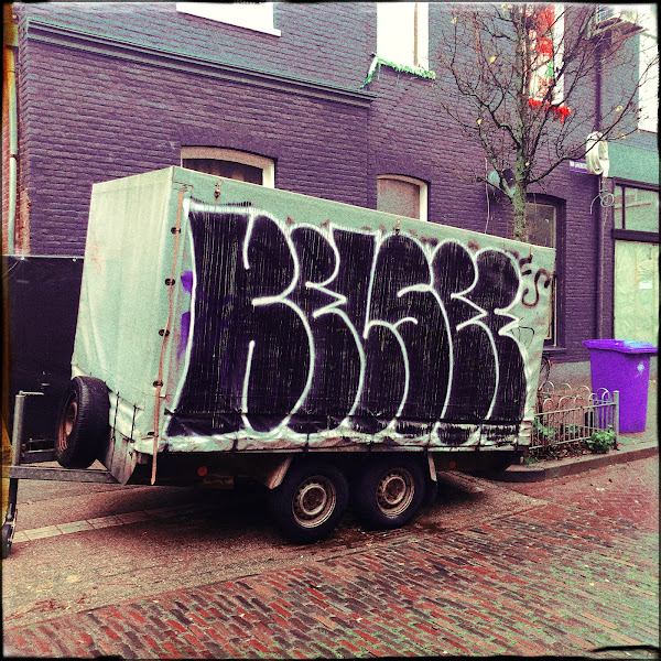Graffiti op dekzeil van kar, Sint Marten, Arnhem