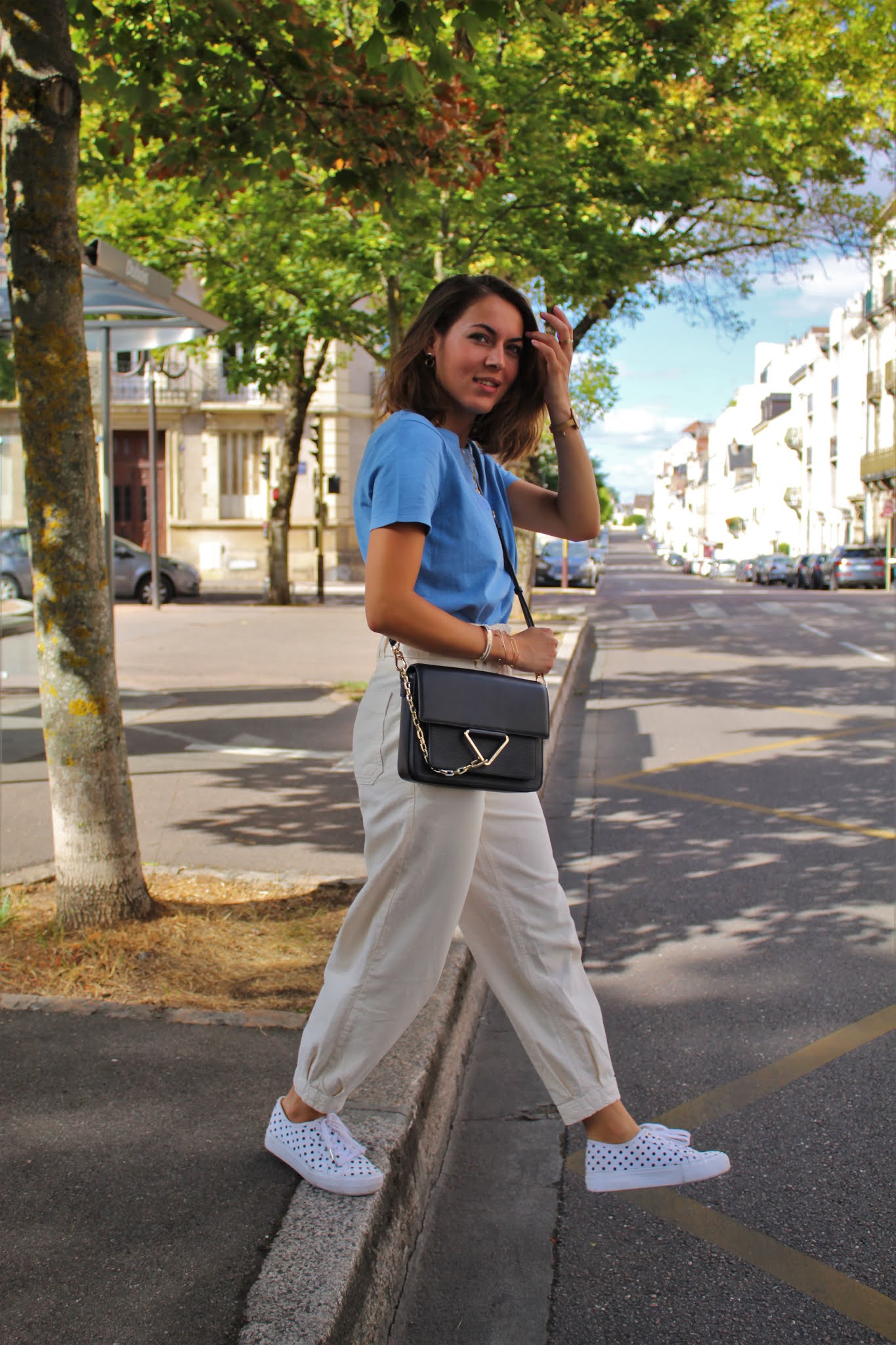 Tenue en mouvement jean slouchy crème et t-shirt bleu