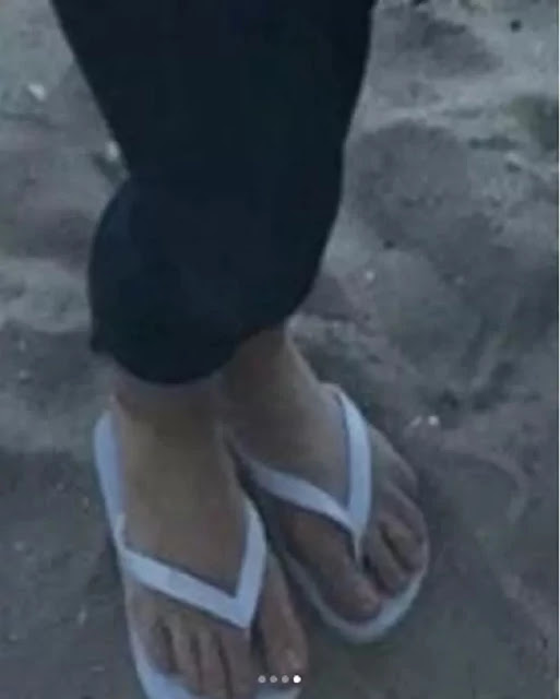 Lana Del Rey de chinelos havaianas nos pés