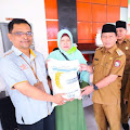 Wali Kota Tanjungbalai menyalurkan beras bantuan cadangan pemerintah kepada masyarakat Keluarga Penerima Manfaat (KPM)