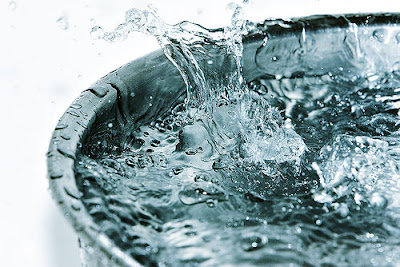 Fakta dan Mitos Minum Air Dingin cold water