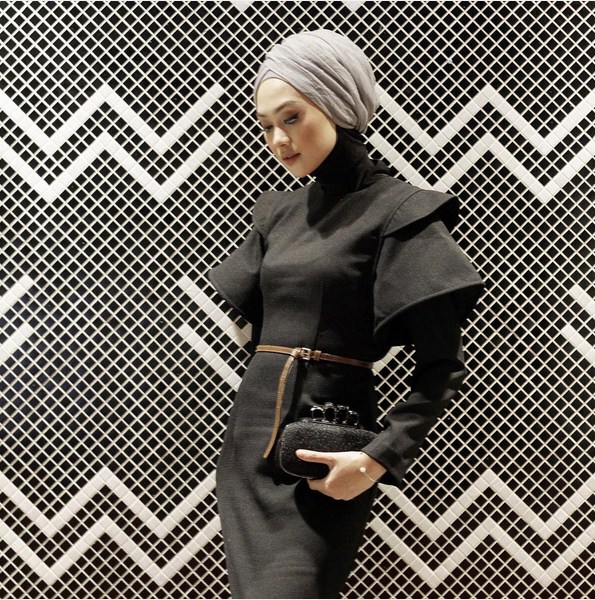 Tampil Elegan Dengan Gaun Warna Hitam Dalam Balutan Hijab 