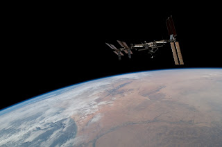 Uluslararası Uzay İstasyonu'nun Atlantis Uzay Mekiği tarafından Şubat 2008'de Dünya yörüngesinde çekilen yüksek enstantaneli fotoğrafı. Hiçbir yıldızın görünmediğine dikkat edin.