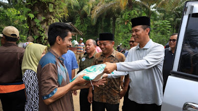  Walikota Genius Umar Peduli, Pekerja Pmbuat Batu Bata Desa Sungai Rambai Dapat Bantuan Walikota