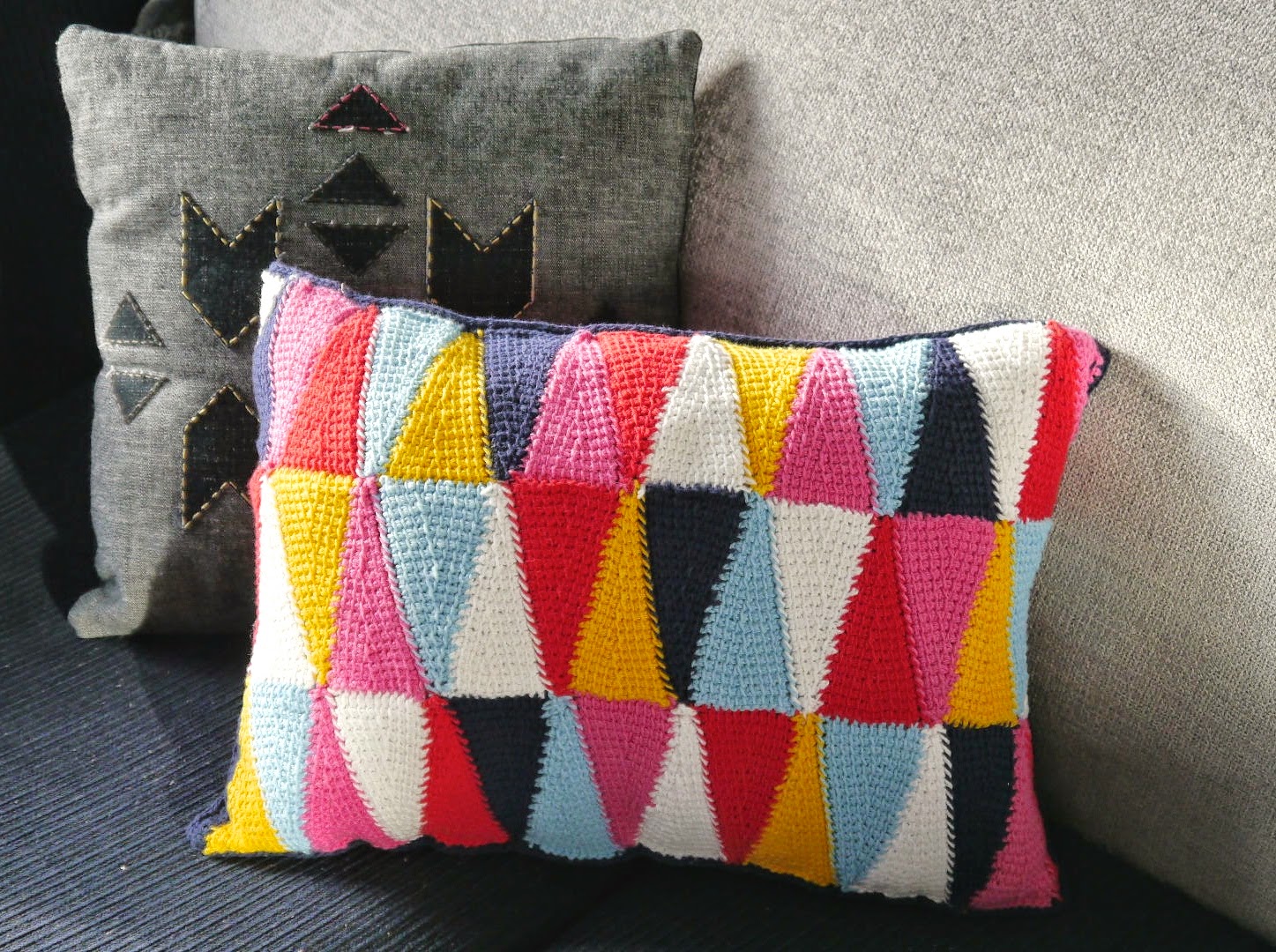a FREE tutorial for this gorgeous colourful cushion from Sarita Creative