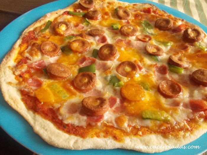 Pizza de salchichas y pimiento con queso cheddar