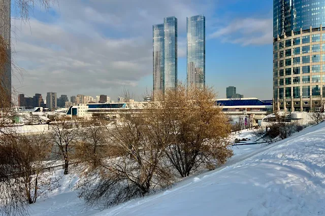 набережная Тараса Шевченко, жилой комплекс Capital Towers, торгово-пешеходный мост «Багратион», бизнес-центр «Башня 2000»