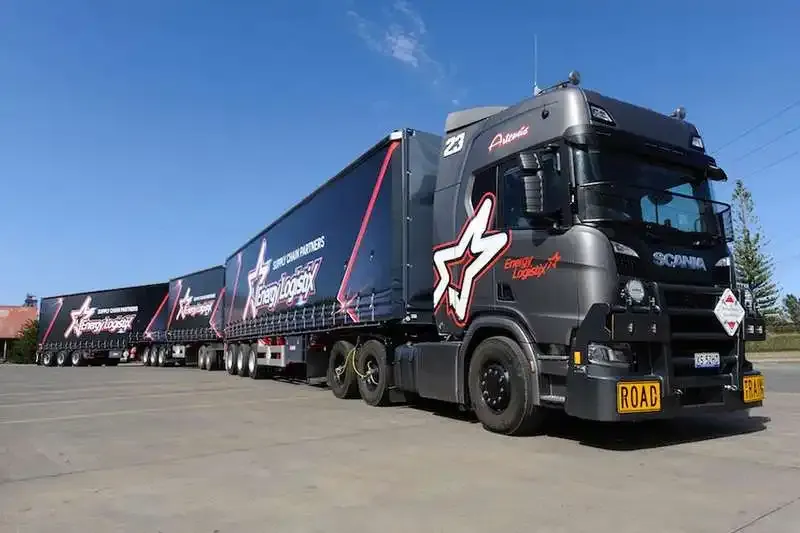 Scania R 770 V8 puxando três semirreboques sider na Austrália