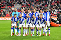 REAL SOCIEDAD DE FÚTBOL DE SAN SEBASTIÁN. Temporada 2021-22. Remiro, Mikel Merino, Aritz Elustondo. Robin Le Normand, Martín Zubimendi, Isak. Januzaj, Ander Guevara, Joseba Zaldua, Ahien Muñoz y Mikel Oyarzabal. PSV EINDHOVEN 2 REAL SOCIEDAD DE FÚTBOL DE SAN SEBASTIÁN 2. 16/09/2021. Liga Europa, fase de grupos, Grupo B, jornada 1. Eindhoven, Países Bajos, Philip Stadion.