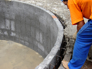 Concretagem da parede de uma piscina em concreto armado